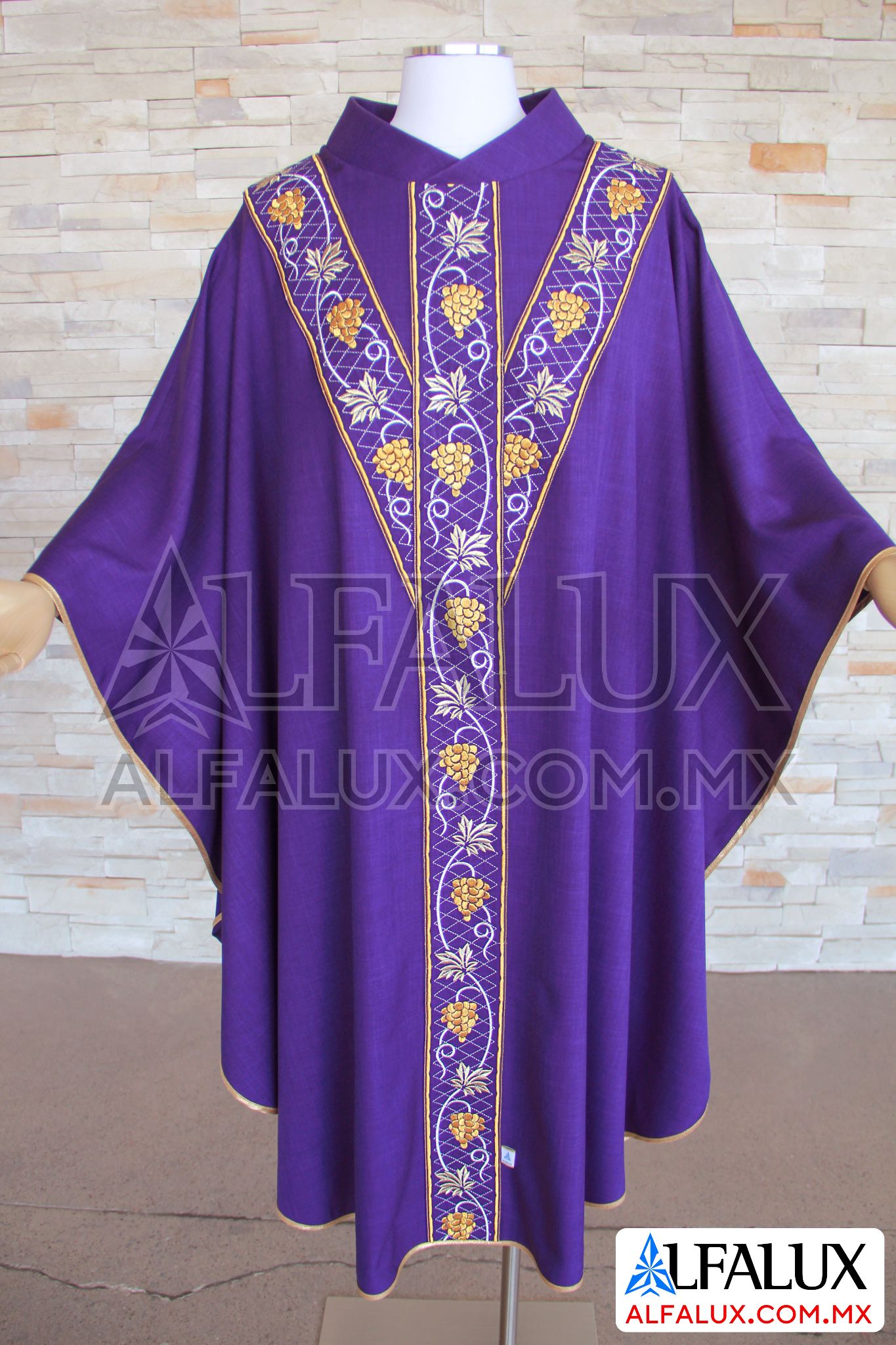 03 UVAS Casulla Alfalux TRINITY YE Central Morado 410 (1)